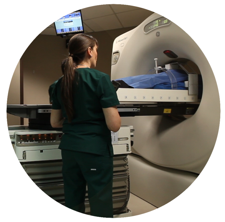 Se trabaja en forma conjunta con un acelerador lineal y un tomógrado